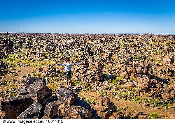 Eine Person steht auf den Felsen des Giant's Playground  Keetmanshoop  Namibia.