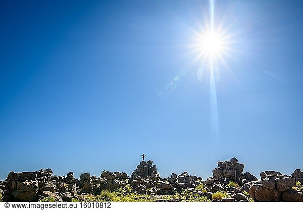 Eine Person steht auf den Felsen im Giant's Playground  Hobas  Namibia.