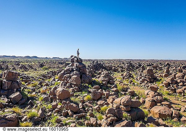 Eine Person steht auf den Felsen im Giant's Playground  Keetmanshoop  Namibia.