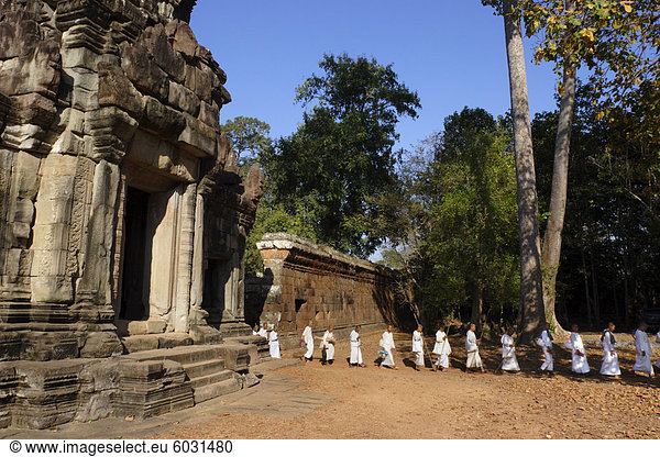 Eine Prozession von buddhistischen Nonnen-Datei über die Tempel von Angkor  UNESCO Weltkulturerbe  Kambodscha  Indochina  Südostasien  Asien