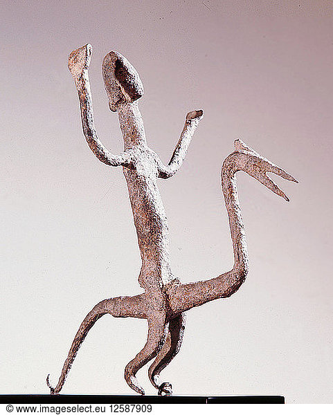 Eine Reiterfigur  die möglicherweise den siebten Nommo  den Schmied  darstellt  der als Dieb des Feuers und Überbringer der Kunst der Metallbearbeitung ein wichtiger kultureller Held der Dogon ist.