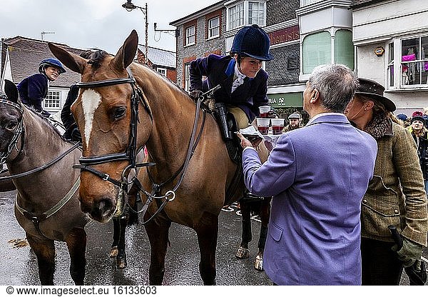Eine Reiterin nimmt einen traditionellen Steigbügelbecher (alkoholisches Getränk) während des jährlichen Southdown and Eridge Boxing Day Hunt Meeting  Lewes  East Sussex  UK.
