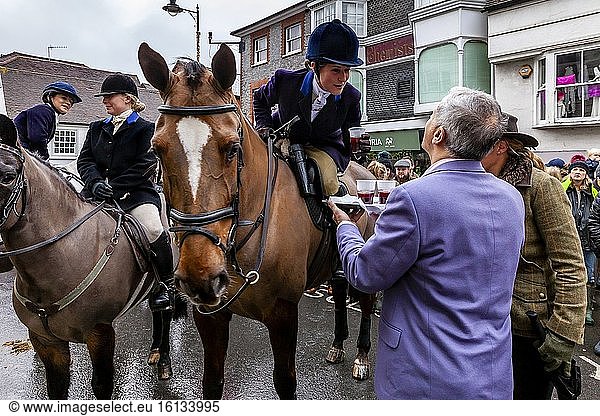Eine Reiterin nimmt einen traditionellen Steigbügelbecher (alkoholisches Getränk) während des jährlichen Southdown and Eridge Boxing Day Hunt Meeting  Lewes  East Sussex  UK.