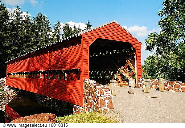 Eine rote überdachte Brücke überquert einen kleinen Bach in der Nähe des Schlachtfelds von Gettysburg.