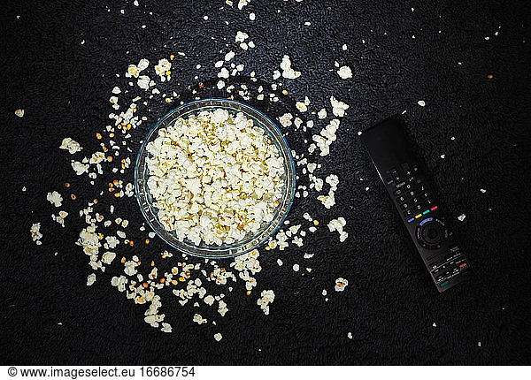 eine Schüssel Popcorn auf dem Boden