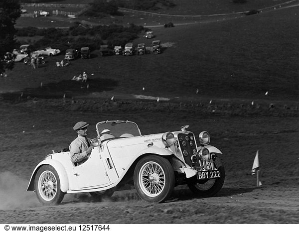 Eine Singer Nine Le Mans erklimmt einen Hügel  1935. Künstler: Unbekannt