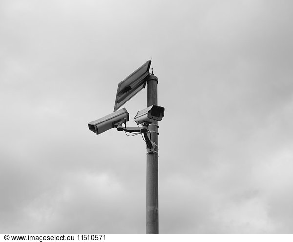 Eine solarbetriebene Überwachungskamera auf einem Mast.