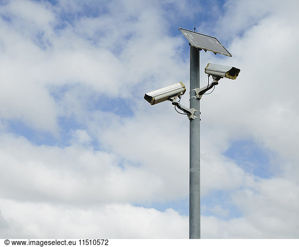 Eine solarbetriebene Überwachungskamera auf einem Mast.