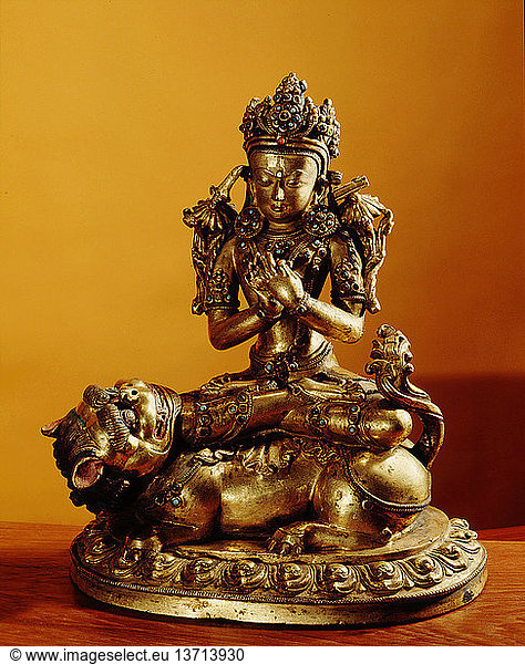 Eine Statue von Manjusri  Bodhisattva der Weisheit  mit dem Schwert  das die Unwissenheit zerstört  auf dem Lotus an seiner rechten Schulter  und dem Buch der Weisheit an seiner linken. Er sitzt auf einem Löwen in der Maharajalilamanjusri Simhasana-Form. Tibet. Buddhistisch. 18. Jahrhundert.