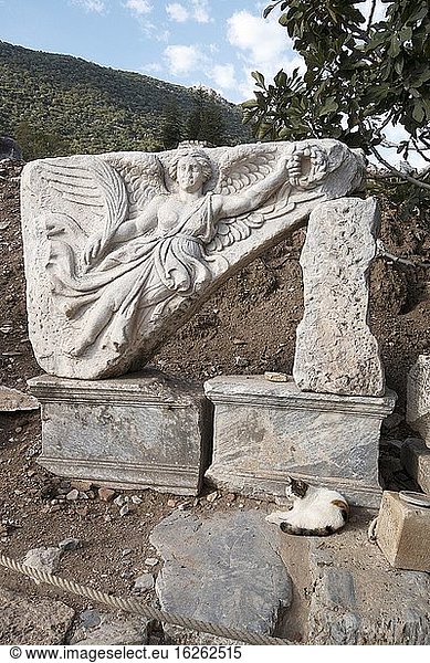 Eine Steinskulptur der Göttin Nike in den Ruinen der antiken römischen Stadt Ephesus  Türkei.