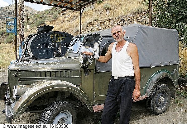 Eine Tankstelle in Armenien. Der Besitzer und sein russisches Auto. Foto: Andr? Maslennikov