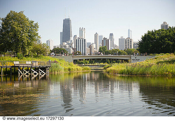 Eine Teilansicht der Skyline von Chicago von den Gärten des Lincoln Park aus gesehen.