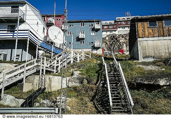 Eine Treppe führt zu den Häusern am Hang. Die farbenfrohe Architektur von Qaqortoq  Grönland.