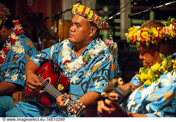 Eine Unterhaltungsgruppe singt auf dem Kreuzfahrtschiff Paul Gauguin. Frankreich  Französisch-Polynesien  Polynesien  Südpazifik.