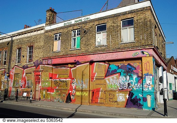 Eine verfallene Kneipe in Graffiti  Hackney Wick  London  England