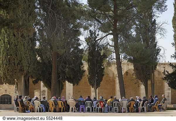 Eine Versammlung israelischer Palästinenser  Andacht  auf dem Tempelberg  arabisches Viertel  Altstadt  Jerusalem  Israel  Vorderasien  Naher Osten