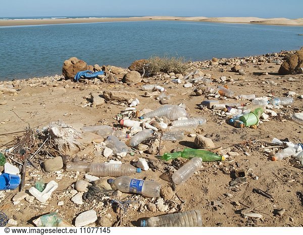 Eine verschmutzte Lagune zwischen Tan Tan und Tarfaya am Ufer des Atlantischen Ozeans im Südwesten von Marokko