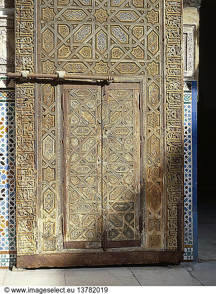 Eine von mehreren kunstvoll geschnitzten Doppeltüren im Hof der Jungfrauen im Alcazar in Sevilla. In jedes Blatt der großen Türen ist eine kleinere Schlupftür eingelassen  die Zugang zu den dahinter liegenden Sälen bietet. Spanien. Maurisch. 14. Jahrhundert. Sevilla.