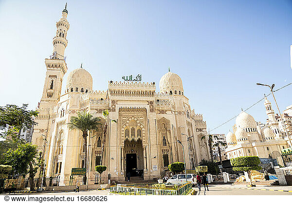 Eine weiße Moschee in Alexandria  Ägypten