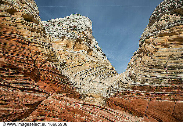 Eine wellenförmige Sandsteinformation in White Pocket  Vermilion Cliffs
