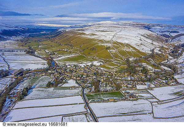 Eine Winterluftaufnahme von Kettlewell  einem kleinen Weiler in North Yorkshire