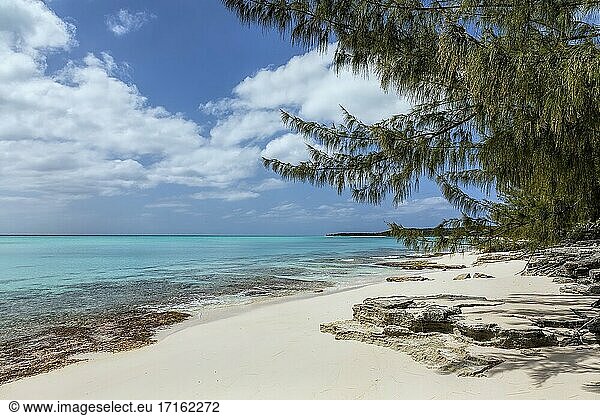 Eine wunderschöne Bucht mit türkisfarbenem Wasser und einer felsigen Küste im Orange Creek-Gebiet von Cat Island  Bahamas.