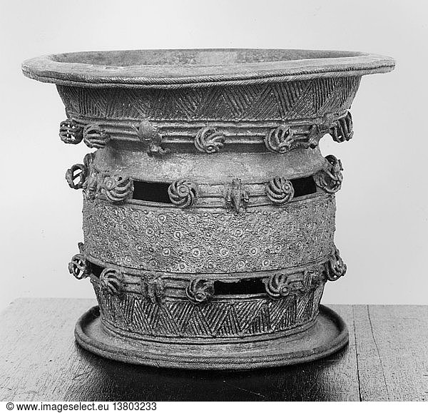Eine zeremonielle Weinschale aus Bronze  Nigeria. Igbo Ukwu. Zeitraum/Datum: 9. Jahrhundert  AD.