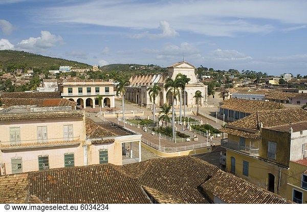 Einen erhöhten Blick auf die Terrakotta-Dächer und die Iglesia Parroquial De La Santisma Trinidad  Trinidad  UNESCO World Heritage Site  Kuba  Westindische Inseln  Mittelamerika