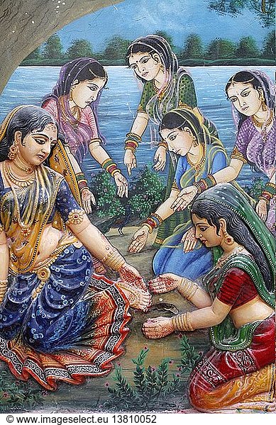 Eines Tages  als Radha auf dem Weg zu Krishna war  trat sie auf die dicke Rinde einer reifen Tamarindenfrucht und schnitt sich in den Fuß. Dadurch verzögerte sich ihr Treffen mit Krishna  und sie verfluchte den Baum  dass seine Früchte nicht reifen würden.