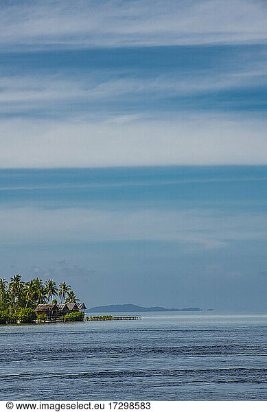 einfache Hütten auf einer tropischen Insel in Raja Ampat / Indonesien