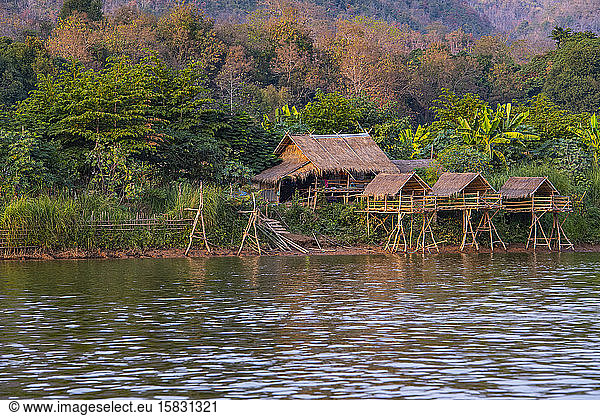 einfaches Haus am Mekong-Fluss in Laos