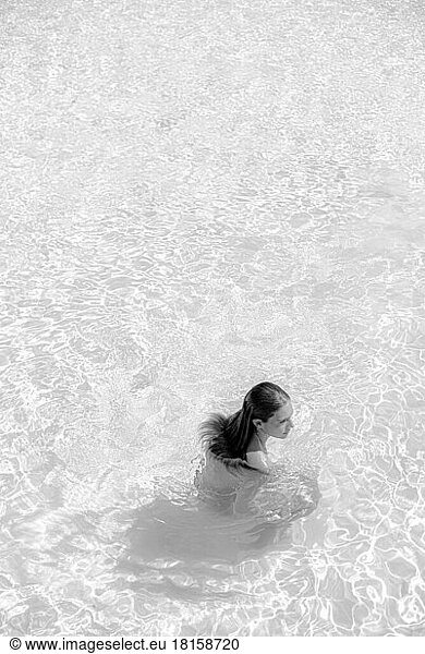 einfaches Porträt in schwarz-weiß eines Mädchens am Meer