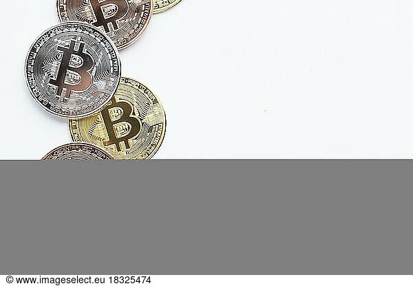 Einfarbiger Bitcoin-Hintergrund mit Kopierbereich