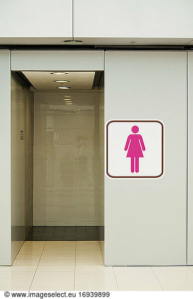 Eingang der öffentlichen Damentoilette.