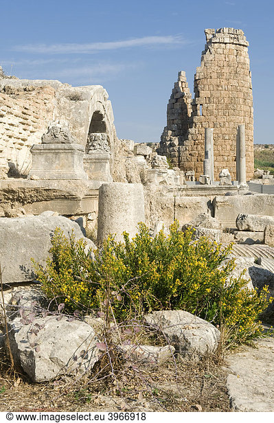 Eingang der römischen Thermen dahinter hellenistisches Stadttor Perge Antalya Türkei