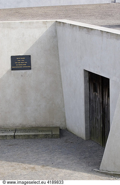 Eingang Leichenhalle  KZ Sachsenhausen  Brandenburg  Deutschland