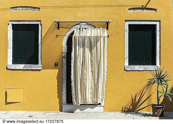 Eingang mit Sichtschutz  gelbes Haus  farbenprächtige Fassade  Insel Burano  Venedig  Venetien  Italien  Europa