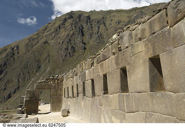 Eingang  Ruine  hoch  oben  antik  Inka  Ollantaytambo  Peru  Südamerika
