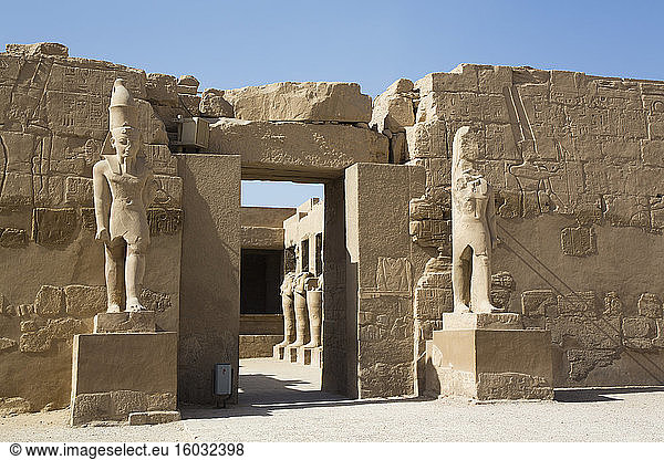 Eingang  Tempel von Ramses III.  Tempelkomplex von Karnak  UNESCO-Weltkulturerbe  Luxor  Theben  Ägypten  Nordafrika  Afrika
