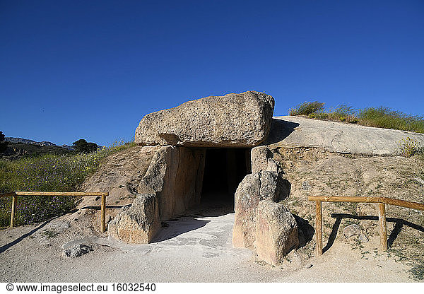Eingang zum Dolmen de Menga,  einer Ritualstätte und Grabkammer aus der Jungsteinzeit,  Antequera,  Provinz Málaga,  Andalusien,  Spanien,  Europa