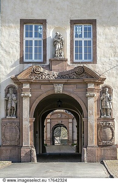 Eingang zum Schloss und Kloster Corvey  UNESCO Weltkulturerbe  Statuen von Karl dem Großen (l.) uind seinem Sohn Ludwig dem Frommen  Höxter  Nordrhein-Westfalen  Deutschland  Europa
