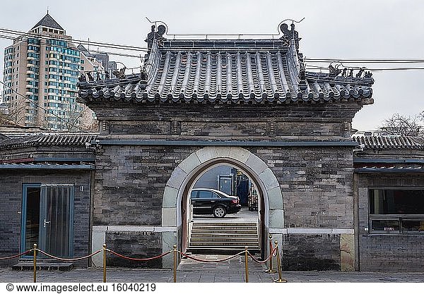 Eingang zum Zhihua-Tempel - Tempel der Weisheit im Lumicang-Hutong  Chaoyangmen-Gebiet des Bezirks Dongcheng in Peking  China.