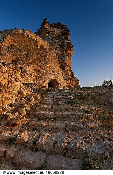Eingang zur Burg Ortahisar bei Sonnenuntergang in Kappadokien.