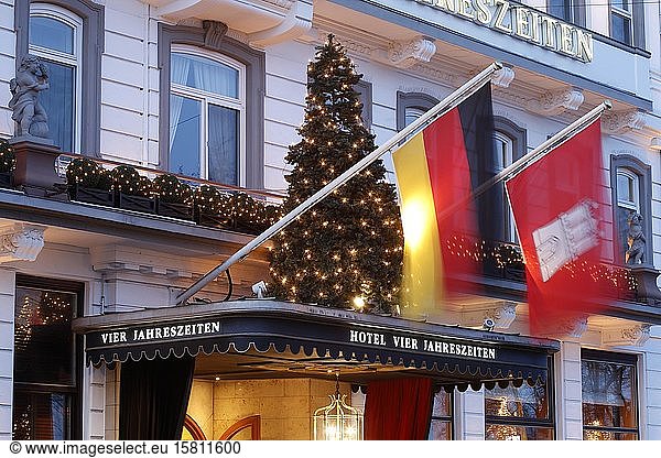 Eingangsbereich mit Deutschland- und Hamburg-Flagge und beleuchtetem Weihnachtsbaum Hotel Vier Jahreszeiten  Hamburg  Deutschland  Europa