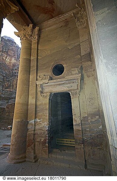 Eingangsbereich und offene Kammer  Schatzhaus in Petra  Archäologischer Park Petra  Felsenstadt Petra  Jordanien  Kleinasien  Asien