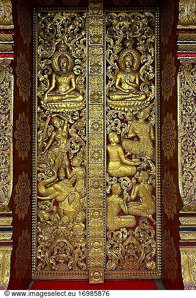 Eingangsportal mit vergoldeten Schnitzereien  die Fabelwesen und Szenen aus dem Leben des Buddha darstellen  Tempel Wat Nong Sikhounmuang  Luang Prabang  Laos.