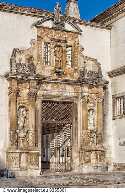 Eingangstür der Juristischen Fakultät  Universität Coimbra  UNESCO-Weltkulturerbe  Coimbra  Region Centro  Portugal
