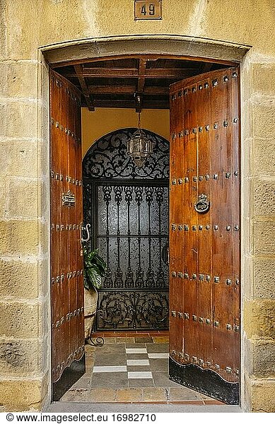 Eingangstür eines Palastes  Baeza  UNESCO-Weltkulturerbe. Provinz Jaen  Andalusien  Südspanien  Europa.