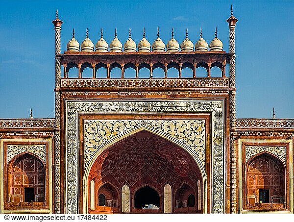Eingangstor aus rotem Sandstein  Taj Mahal  berühmtes Bauwerk der Mogulzeit Agra  Agra  Uttar Pradesh  Indien  Asien