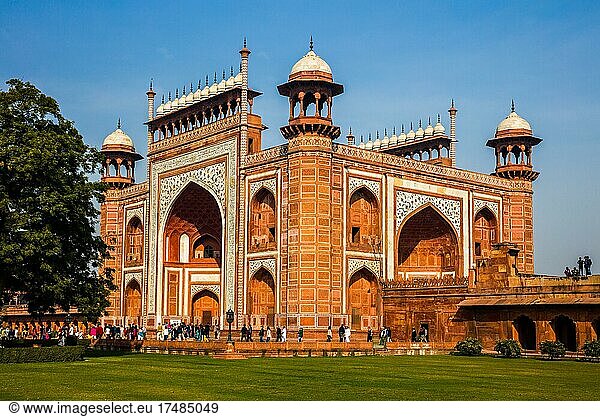 Eingangstor aus rotem Sandstein  Taj Mahal  berühmtes Bauwerk der Mogulzeit Agra  Agra  Uttar Pradesh  Indien  Asien